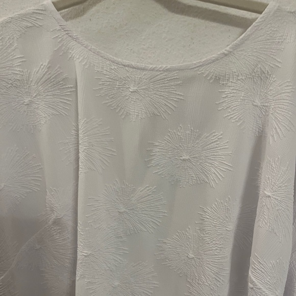 Liz Claiborne White Textured Blouse | Bell Sleeve Top | Size 1X - Picture 4 of 15